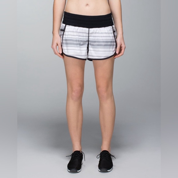 Lululemon Tracker Short *2-way Stretch
Mini Groovy Stripe Dune Horizontal Black - Picture 7 of 9
